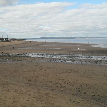 Edinburgh Beach View Apartment Bagian luar foto