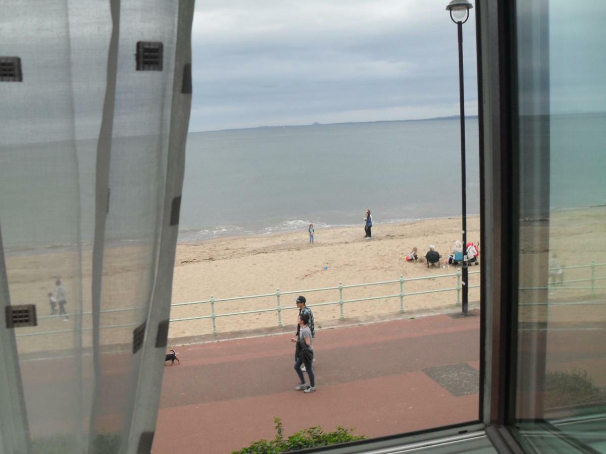 Edinburgh Beach View Apartment Bagian luar foto
